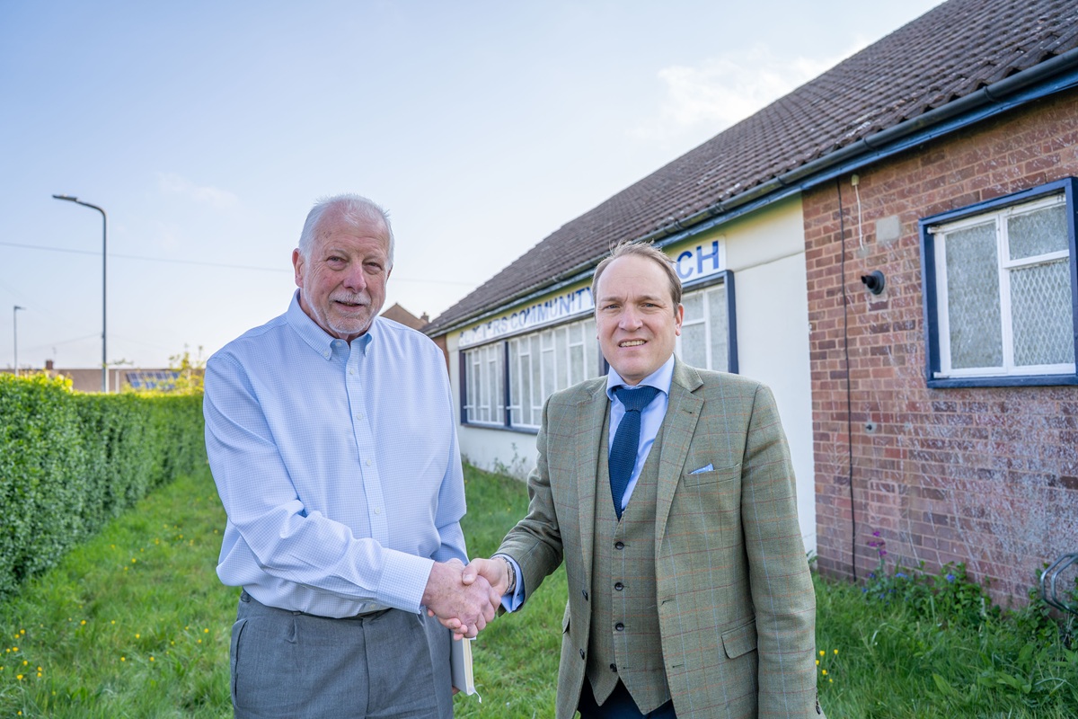 Richard Collie shaking hands with Cllr Marcus Hart